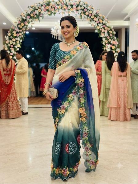 Vinayak digital floral print wholesale saree shops in surat